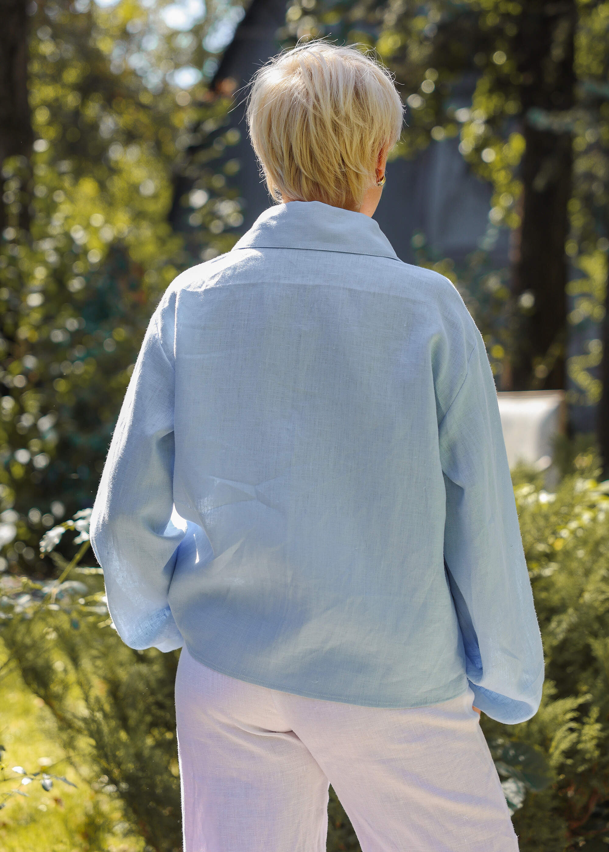 a woman in white pants and a blue shirt